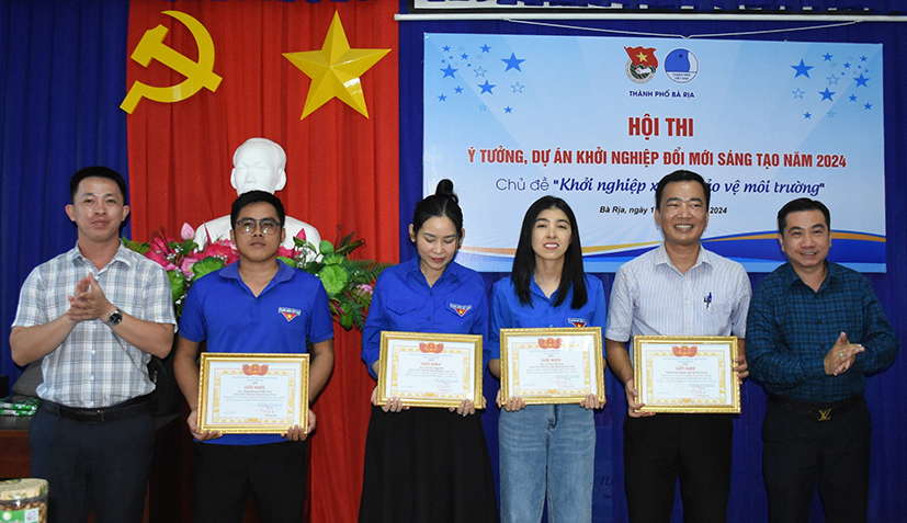 Anh Đặng Hoàng Minh Tâm, Bí thư Đoàn xã Long Phước (thứ 2 từ trái qua) nhận giải Khuyến khích cuộc thi ý tưởng, dự án khởi nghiệp đổi mới sáng tạo năm 2024.