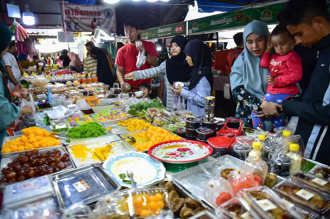 Người dân mua thực phẩm tại khu chợ ở Narathiwat, Thái Lan.