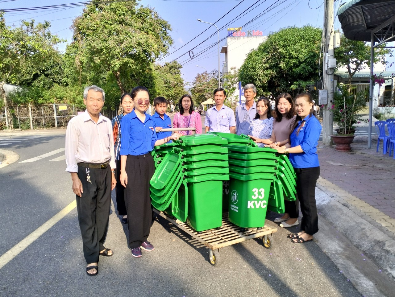 Ông Lê Xuân An, Phó Bí thư Thường trực Đảng ủy phường Long Tâm (thứ 5 từ phải sang) và đại diện KP.4 tặng thùng rác cho người dân.