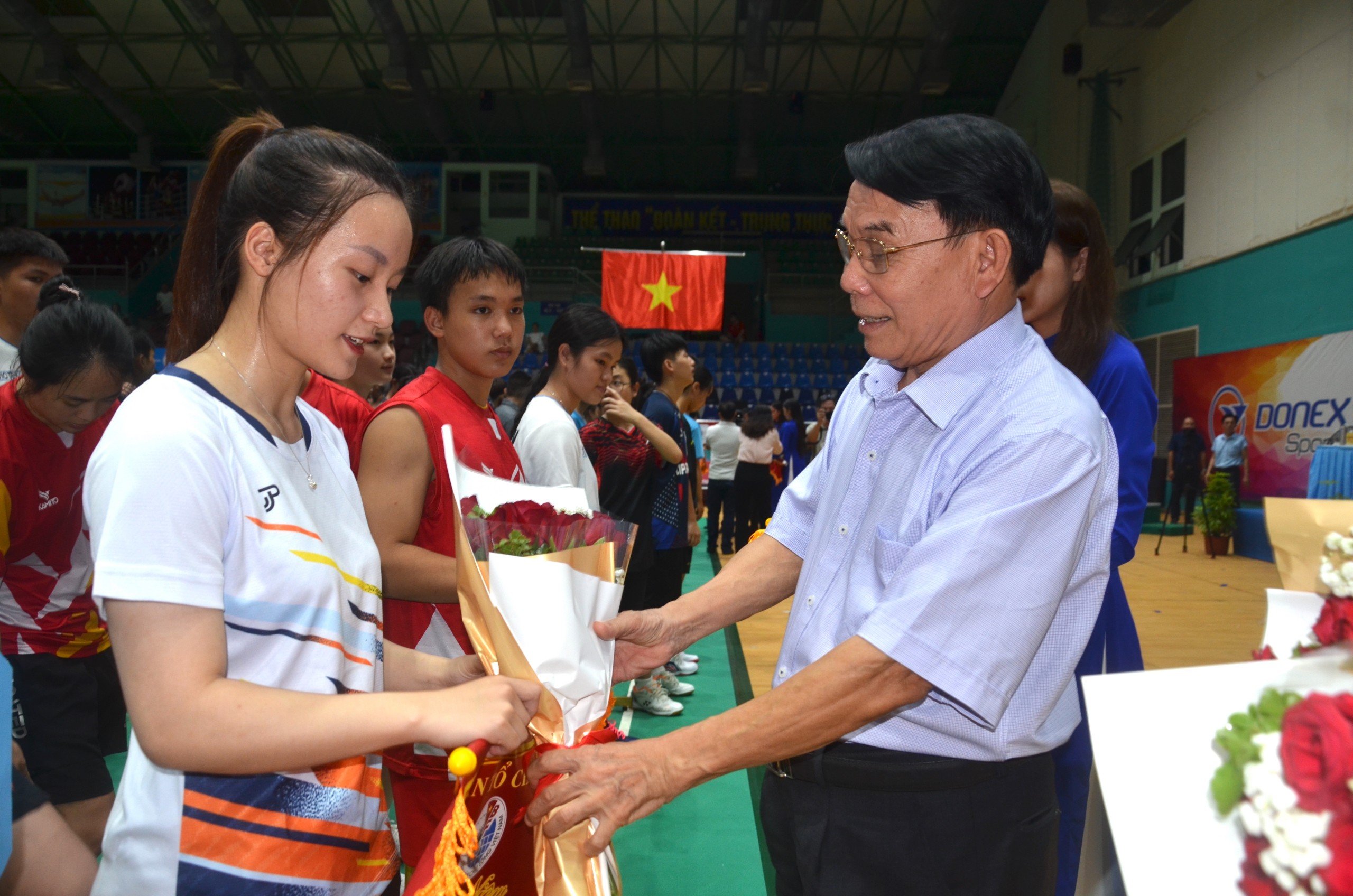 Ông Lê Tấn Đạt, Phó chủ tịch Liên đoàn cầu lông Việt Nam trao cờ và hoa cho các đoàn tham dự.