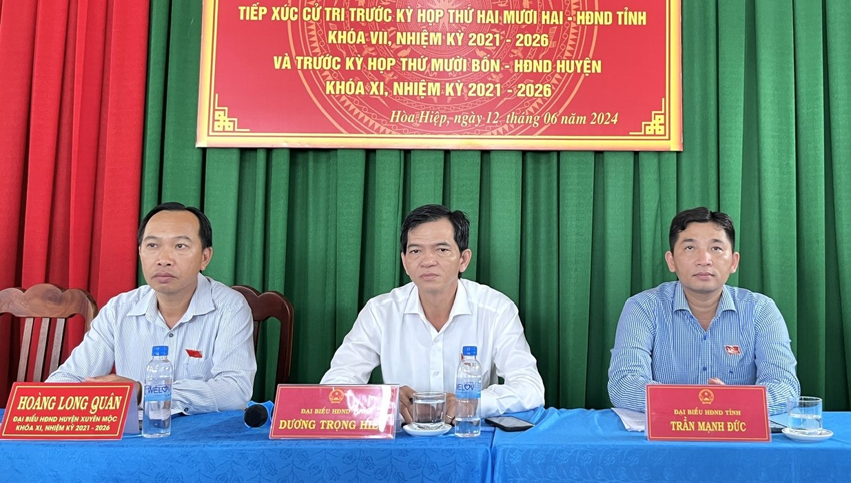 Tổ đại biểu số 11 HĐND tỉnh (ảnh dưới) gồm: ông Dương Trọng Hiếu, Chánh Văn phòng Tỉnh ủy; ông Trần Mạnh Đức, Phó Ban Kinh tế - Ngân sách HĐND tỉnh đã TXCT xã Hòa Hiệp (huyện Xuyên Mộc).