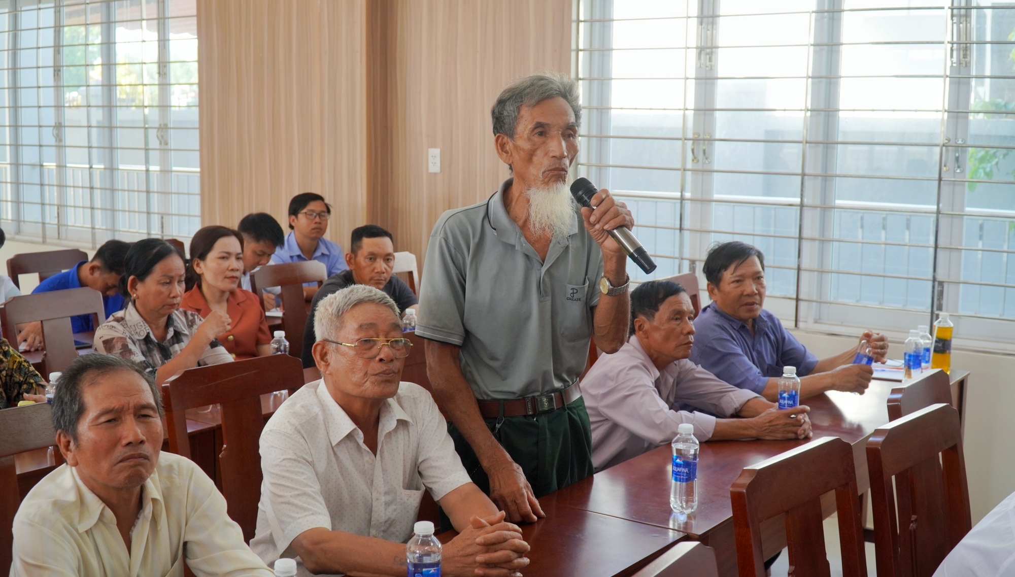 Cử trị Nguyễn Văn Cư (xã Tân Lâm, huyện Xuyên Mộc) kiến nghị các vấn đề liên quan đến chính sách người có công, chính sách hỗ trợ người hoạt động không chuyên trách cấp xã. Ảnh: BẢO KHÁNH.