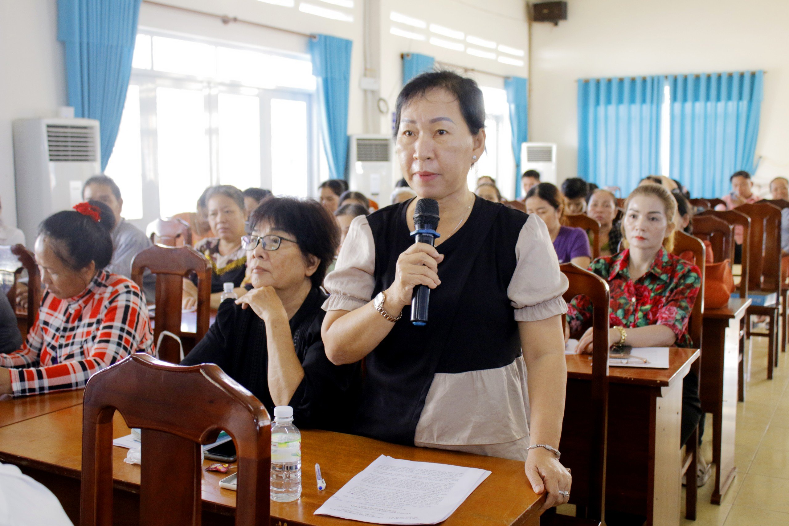 Cử tri Bạch Kim Cương (TT.Phước Hải, huyện Đất Đỏ) phát biểu tại buổi TXCT. Ảnh: ĐÔNG HIẾU