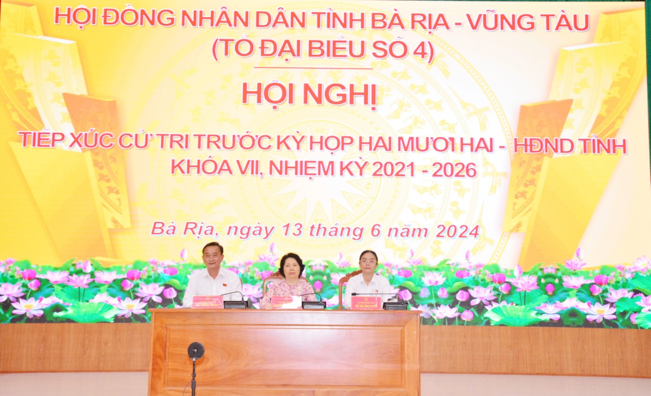 Tổ đại biểu số 4, HĐND tỉnh gồm: ông Lê Hồng Ngọc, Phó Chủ tịch UBMTTQ Việt Nam tỉnh; bà Nguyễn Thị Hải Yến, Phó Chánh Văn phòng Đoàn ĐBQH và HĐND tỉnh, bà  Hồ Thị Ánh Tuyết, Bí thư Tỉnh đoàn đã TXCT các phường: Phước Hưng, Phước Hiệp và xã Tân Hưng, TP.Bà Rịa. Ảnh: TUYẾT MAI