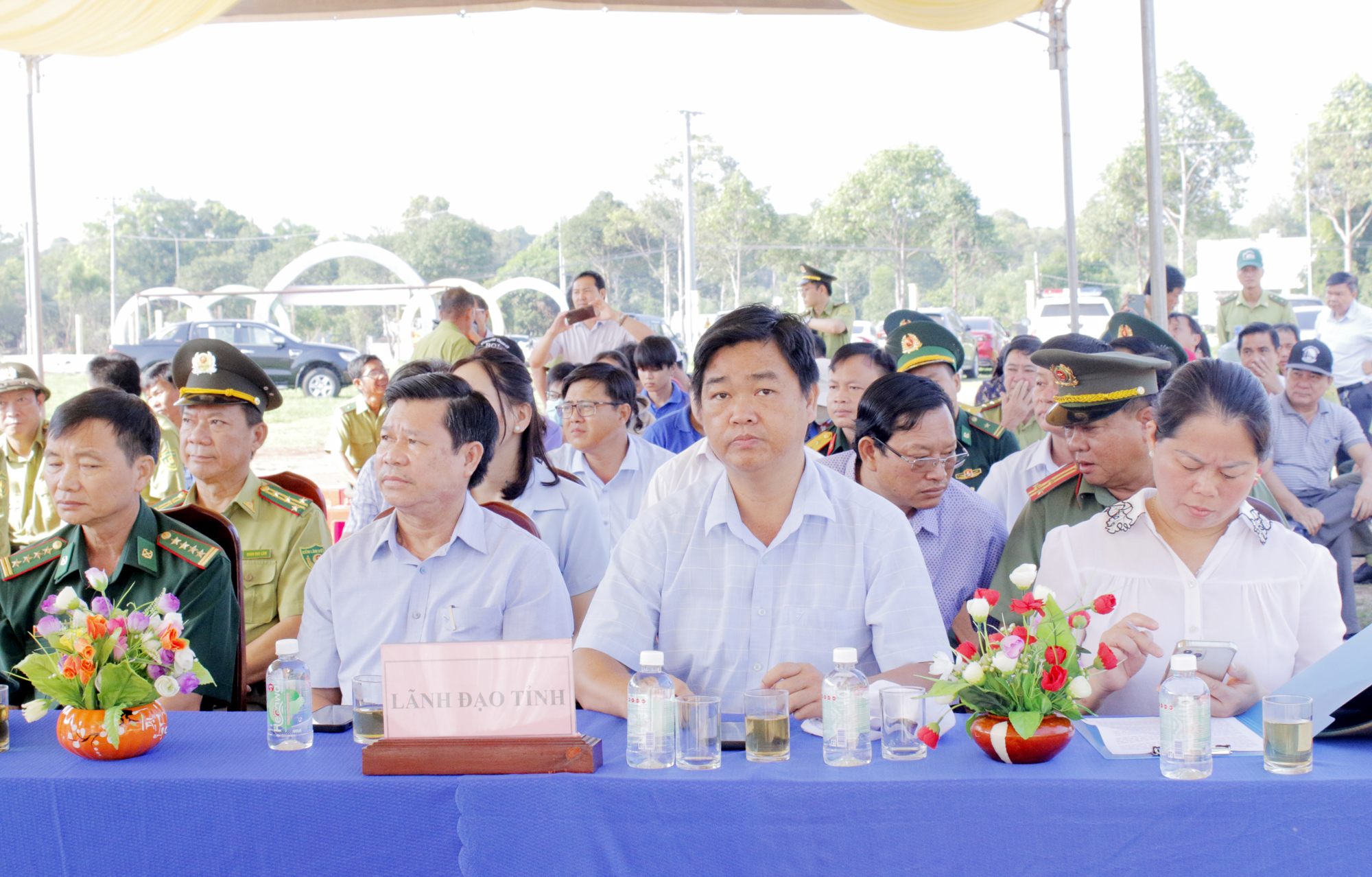 Ông Nguyễn Văn Xinh, Ủy viên Ban Thường vụ Tỉnh ủy, Trưởng Ban Tuyên giáo Tỉnh ủy cùng các đại biểu tham dự lễ phát động trồng cây xanh.