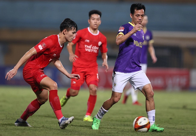 Đội tuyển Việt Nam sẽ được lợi nếu V-League có thêm nhiều CLB như Hà Nội FC (phải) hay Thể Công Viettel.