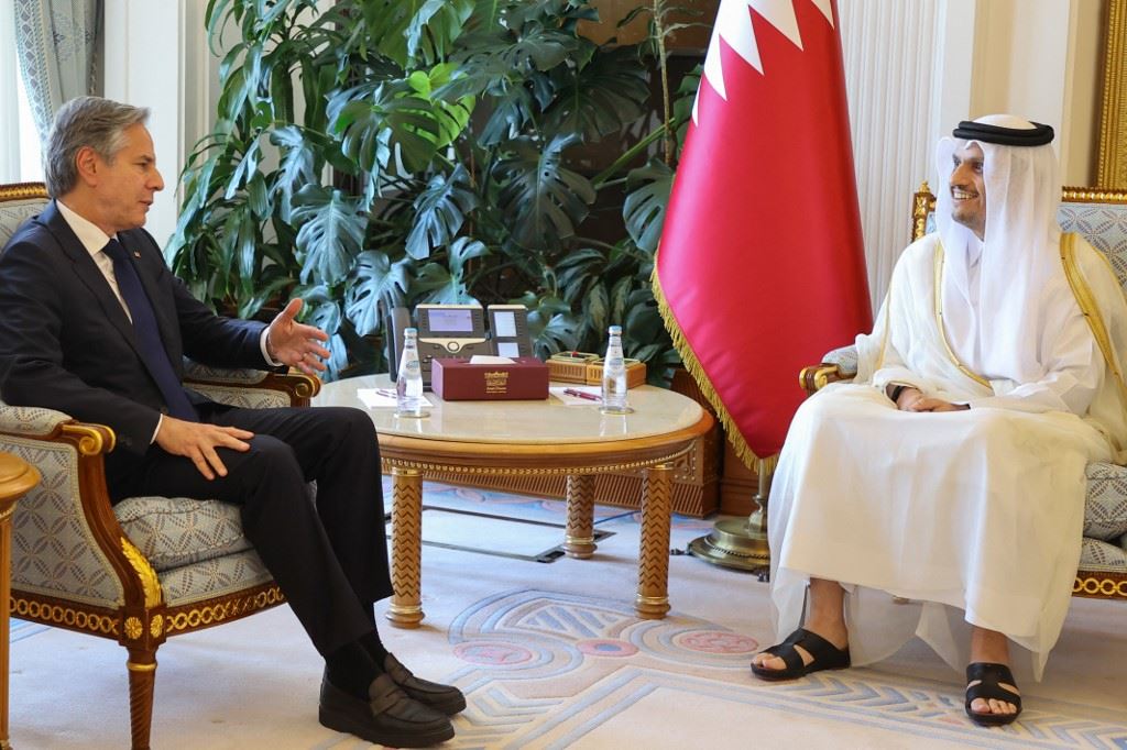 Ngoại trưởng Mỹ Antony Blinken (trái) và Thủ tướng Qatar Sheikh Mohammed bin Abdulrahman Al-Thani tại cuộc gặp ở Doha.