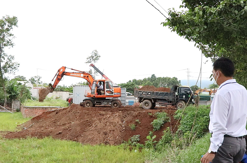 Lực lượng chức năng xã Châu Pha, TX.Phú Mỹ ngăn chặn một trường hợp san lấp đất nông nghiệp để phân lô bán nền trái phép vào năm 2022.