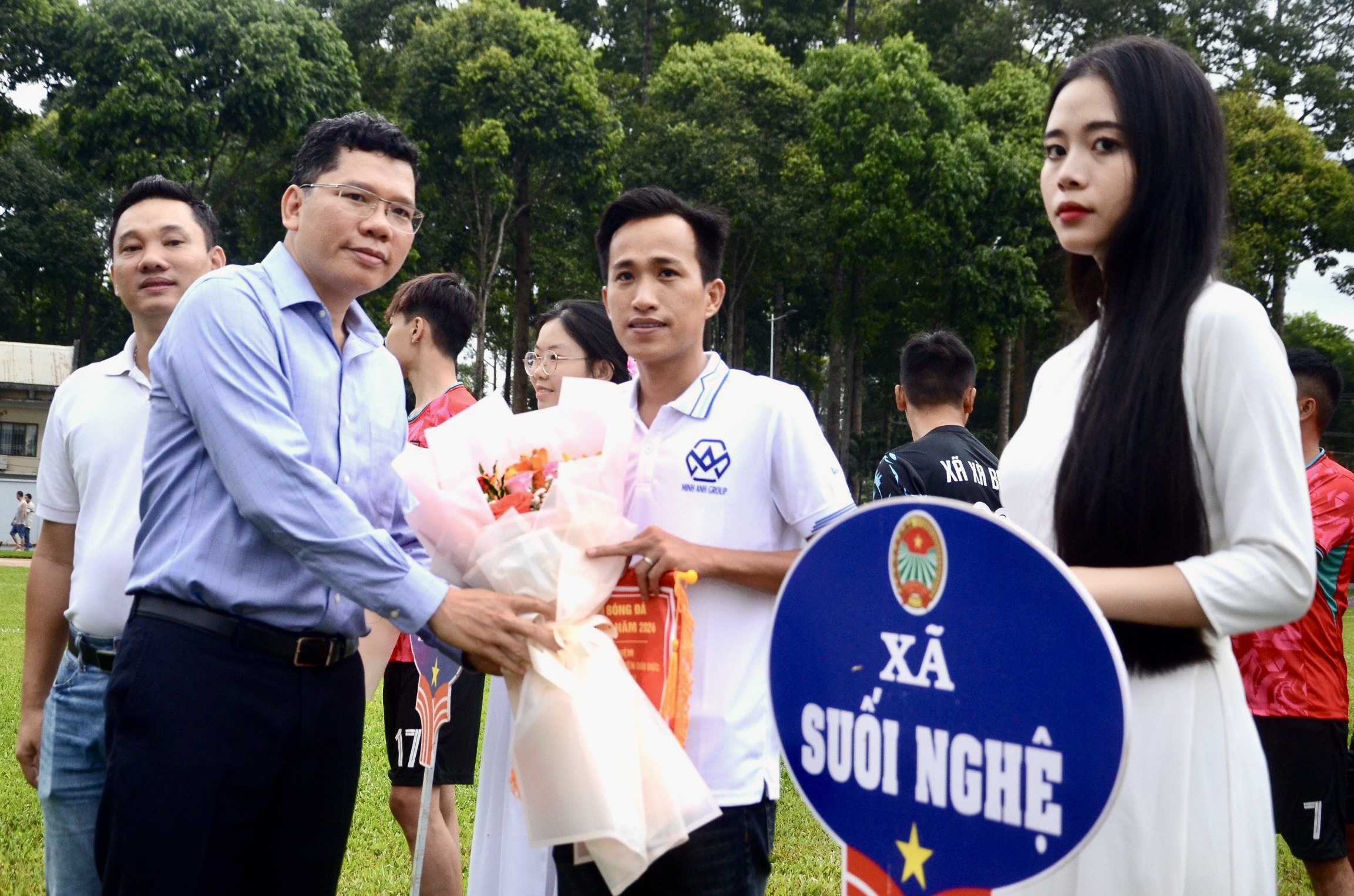 Ông Hoàng Nguyên Dinh, Bí thư huyện ủy Châu Đức trao hoa và cờ cho các đội tham gia. 