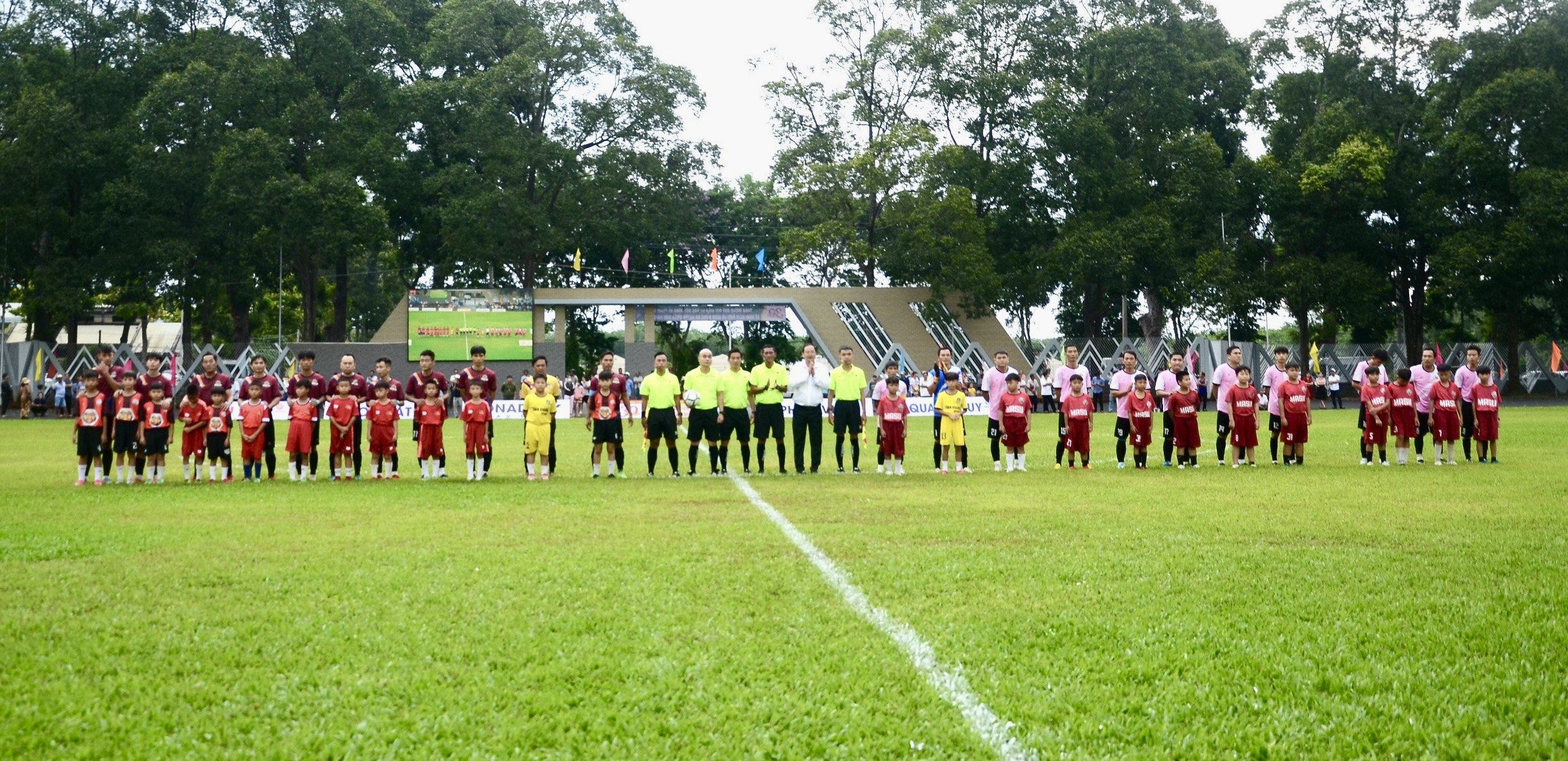 Ông Nguyễn Tấn Bản, Chủ tịch UBND huyện Châu Đức cùng 2 đội bóng thi đấu trận mở màn.