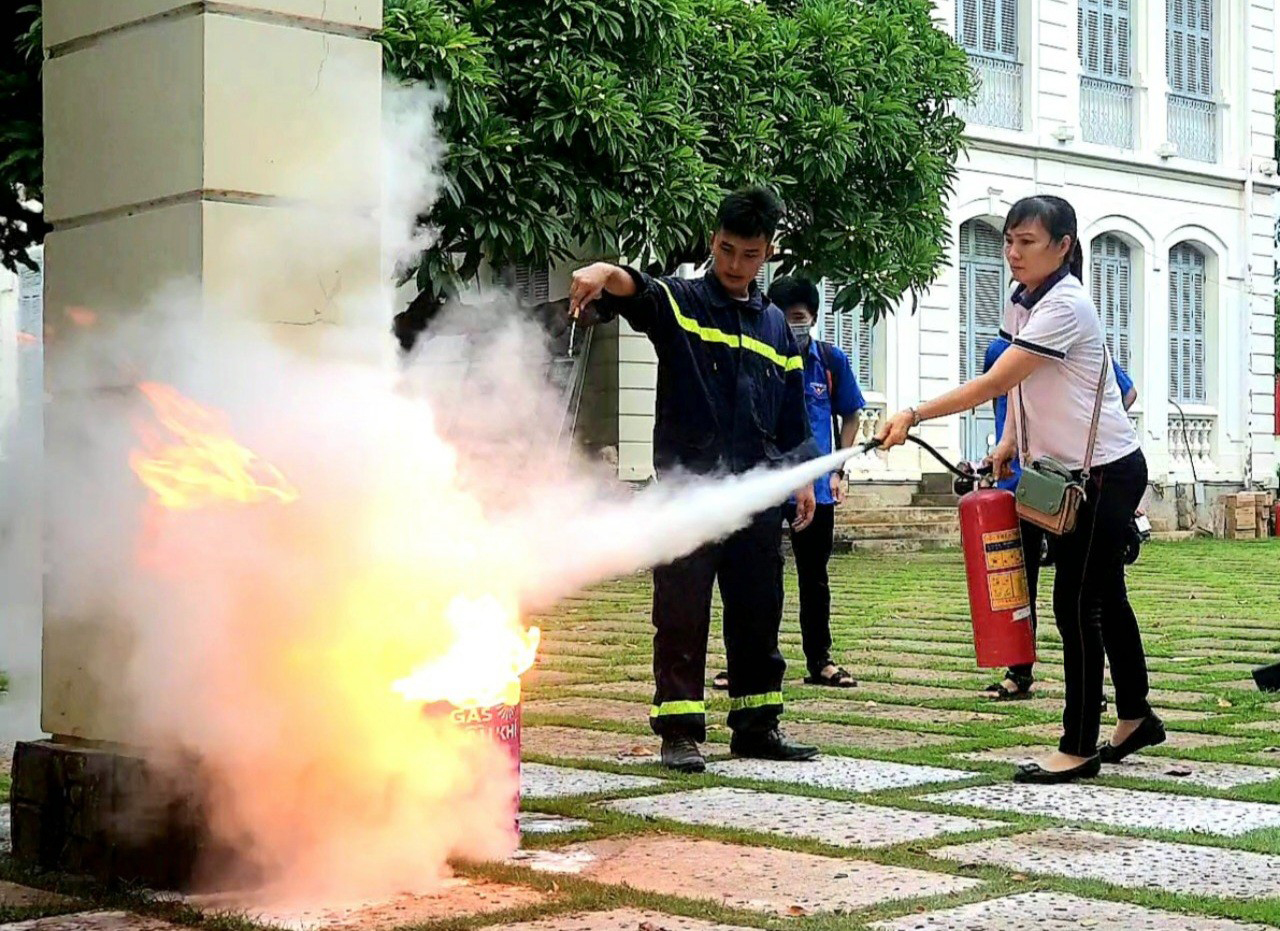 Người dân thực hành sử dụng bình chữa cháy cầm tay