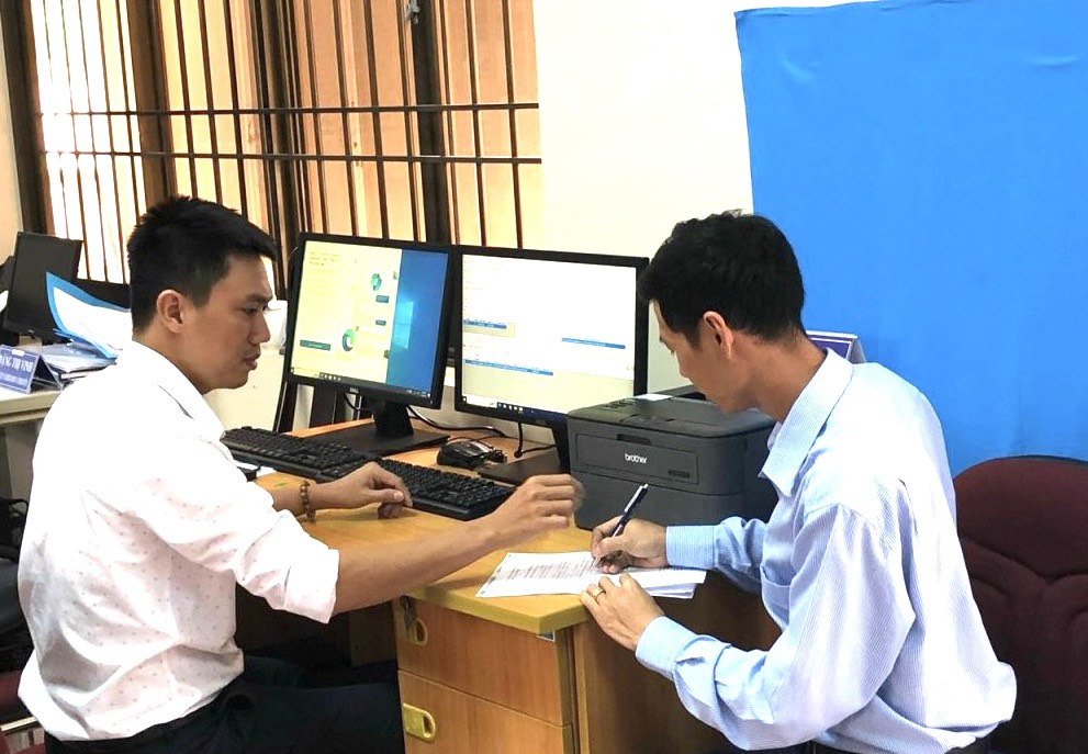 Công chức Bộ phận một cửa UBND huyện Côn Đảo hướng dẫn người dân thực hiện TTHC.