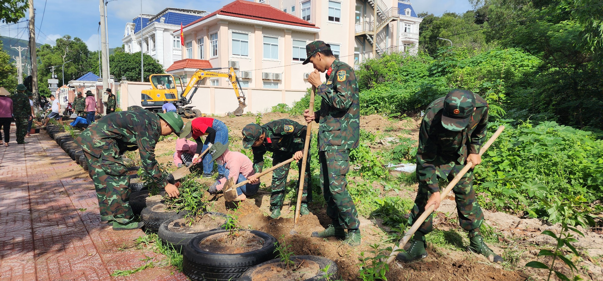 Các lực lượng tham gia trồng cây thuốc nam tại mô hình.