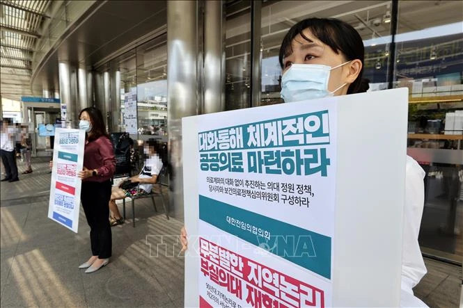 Các bác sĩ tham gia đình công phản đối kế hoạch cải tổ ngành y tại Seoul, Hàn Quốc.