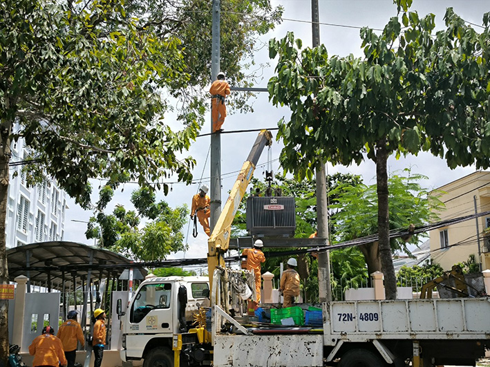 Điện lực Bà Rịa bảo trì, sửa chữa lưới điện bảo đảm cung cấp điện ổn định cho khách hàng.