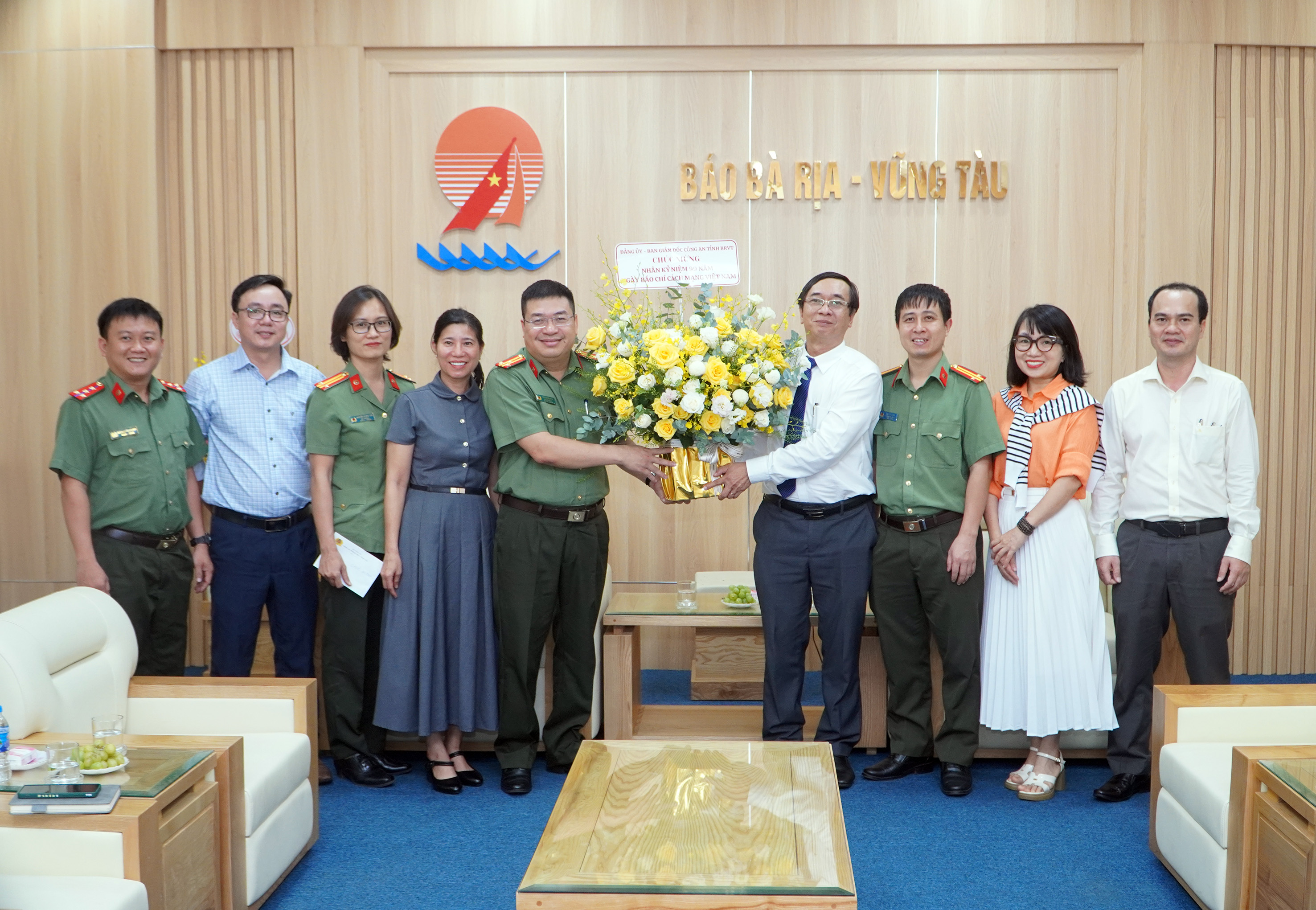 Lãnh đạo Công an tỉnh thăm, chúc mừng Báo Bà Rịa-Vũng Tàu.