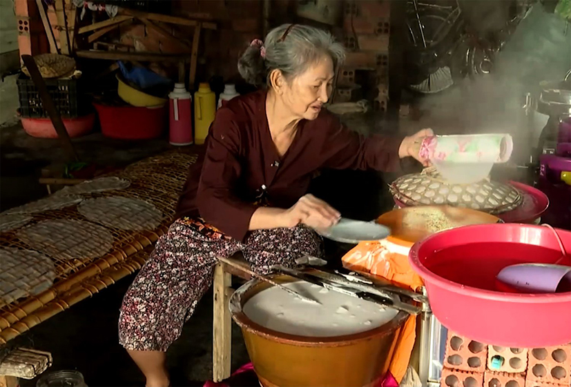 Bà Dương Thị Ốm, xã An Ngãi, huyện Long Điền gắn bó với nghề làm bánh tráng 50 năm. Bà vừa được hỗ trợ máy tráng điện.