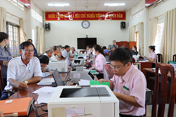 Nhân viên Phòng Giao dịch Ngân hàng CSXH huyện Long Điền giải ngân các chương trình tín dụng ưu đãi cho hộ nghèo và đối tượng chính sách trên địa bàn xã Phước Hưng.