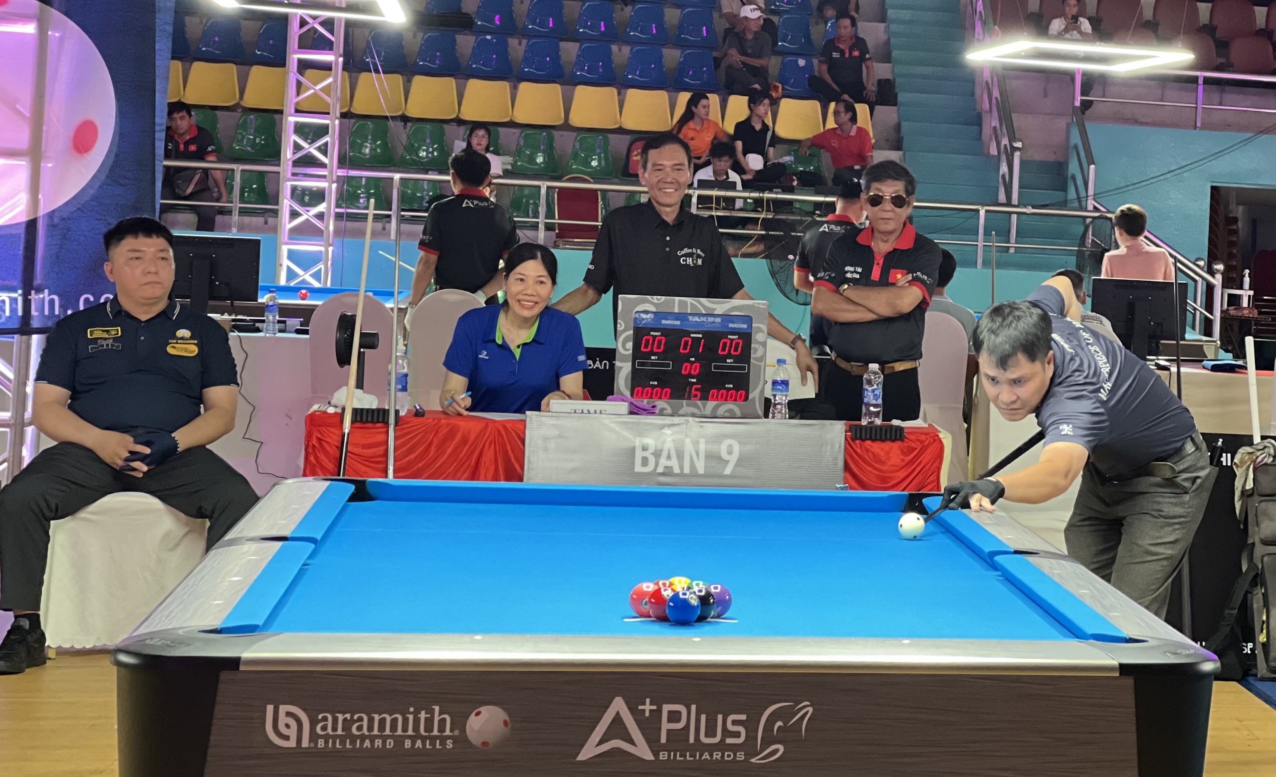 Cơ thủ Nguyễn Mạnh Tùng đội tuyển billiards và snooker Bà Rịa - Vũng Tàu thi đấu sau lễ khai mạc.