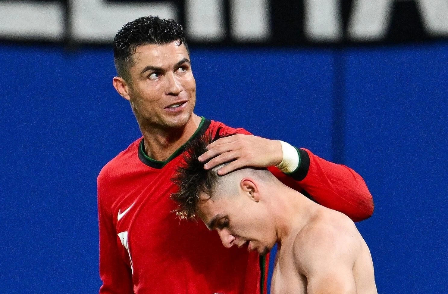 Cristiano Ronaldo chúc mừng đàn em, Conceicao sau chiến thắng trước Czech.