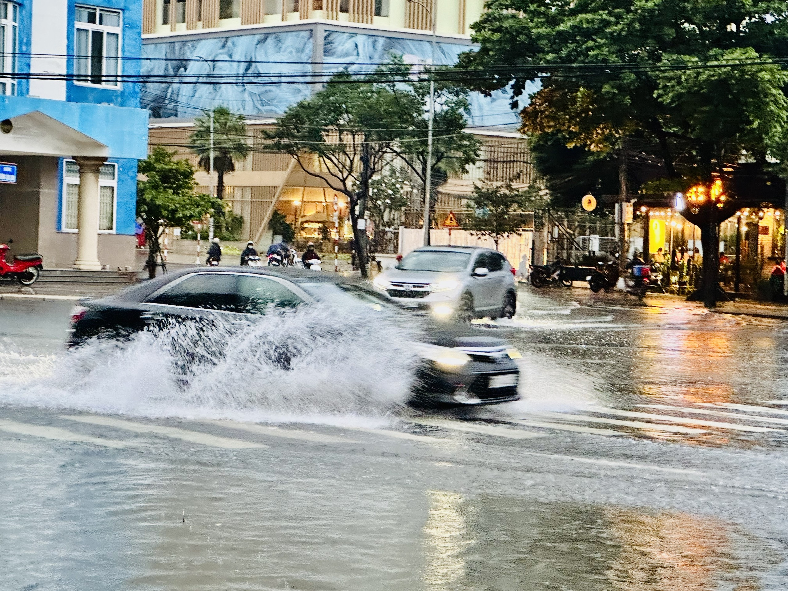 Ngã ba Trương Công Định - Hạ Long ngập sâu 