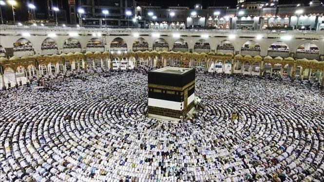 Các tín đồ Hồi giáo cầu nguyện tại Đền thờ Lớn ở thánh địa Mecca, Saudi Arabia, trong lễ hành hương Hajj.