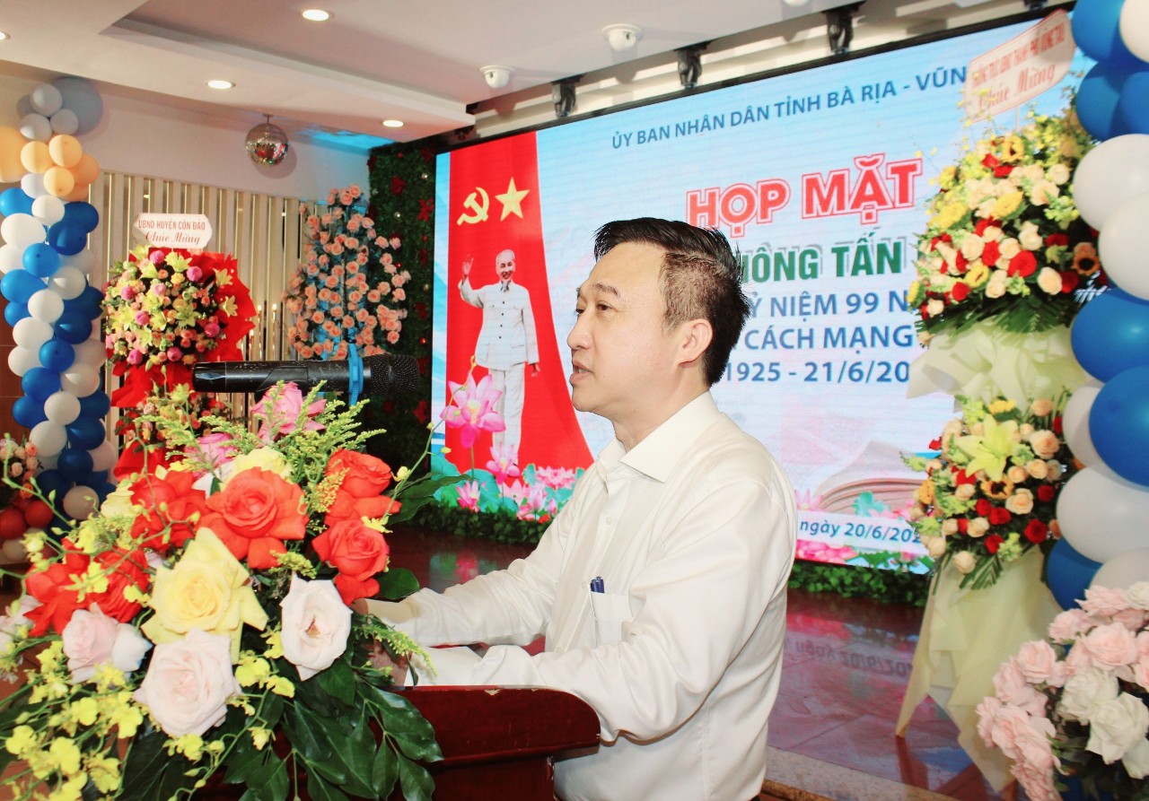 Phó Chủ tịch UBND tỉnh Đặng Minh Thông gửi lời chúc mừng tới các cơ quan thông tấn, báo chí và đội ngũ người làm báo.