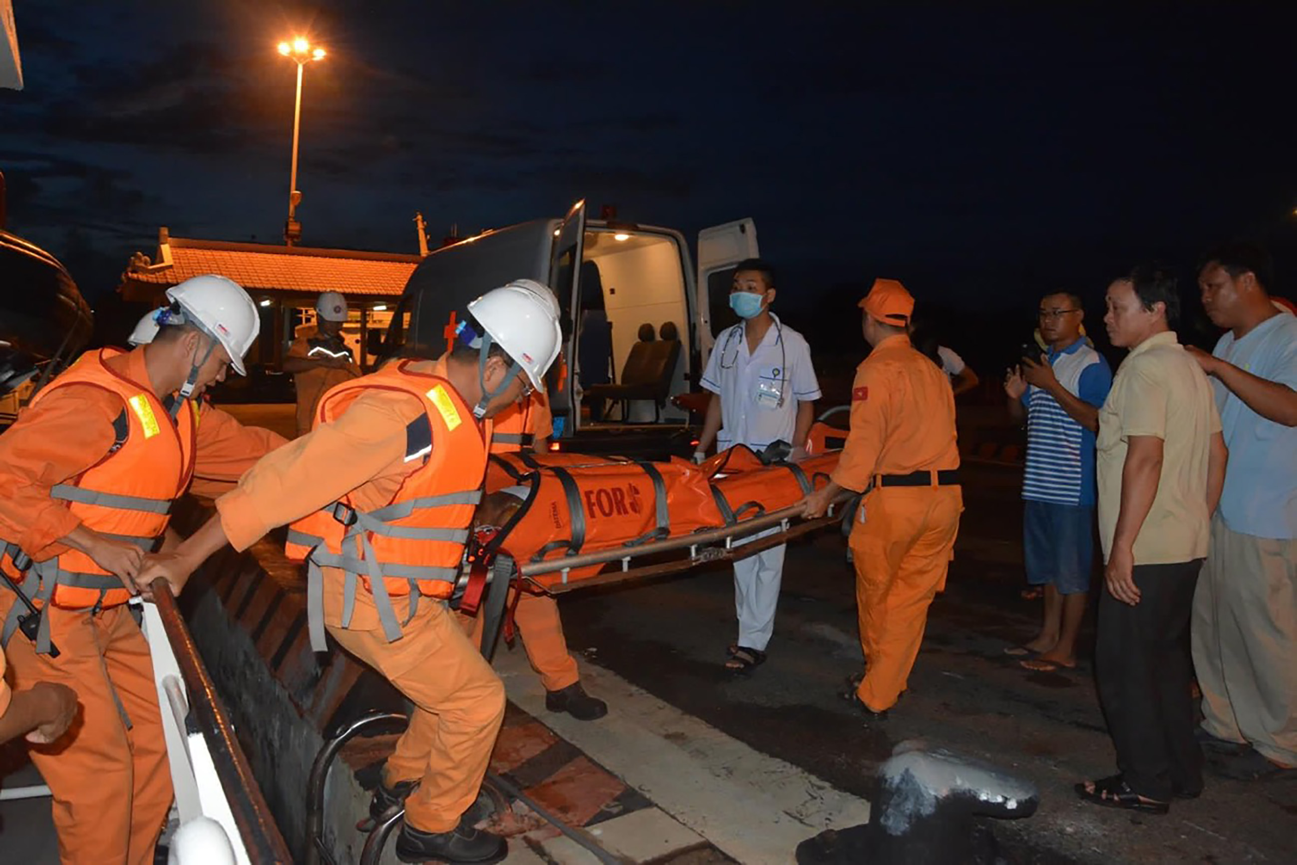 Các thuyền viên Trung tâm Phối hợp tìm kiếm, cứu nạn hàng hải khu vực III tham gia cứu nạn.
