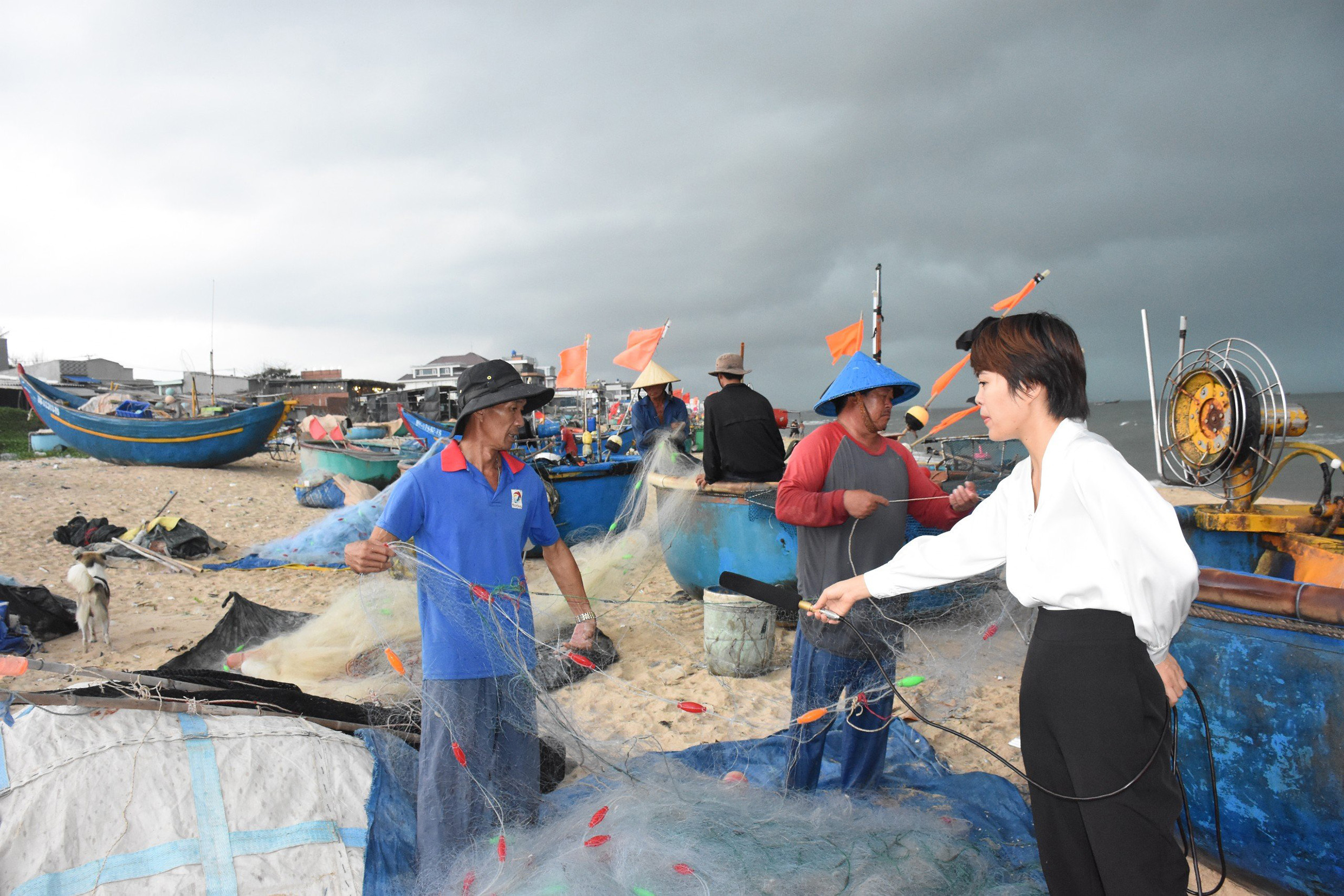 Phóng viên Quách Hằng - Đài PTTH tỉnh phỏng vấn ngư dân về việc ra khơi đưa rác vào bờ để giữ gìn môi trường biển.