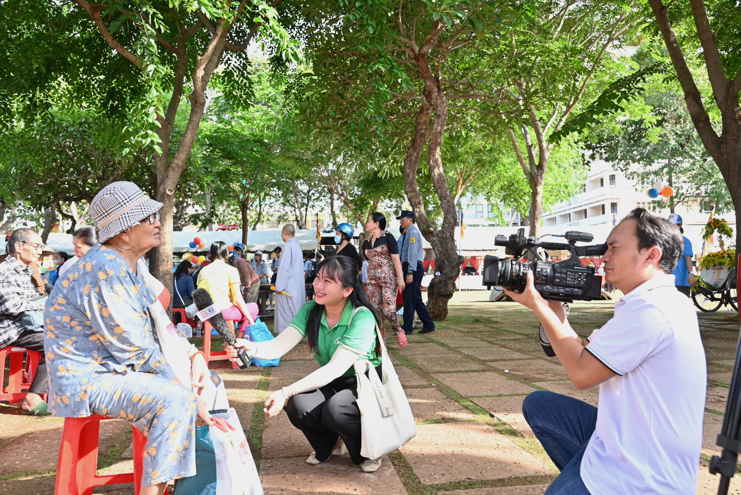 Nhà báo Thanh Trúc (phải) và nhà báo Kiều Lan (Đài PT-TH tỉnh) phỏng vấn một người già có hoàn cảnh khó khăn tại hoạt động thiện nguyện do Ban Trị sự Giáo hội Phật giáo Việt Nam tỉnh tổ chức.