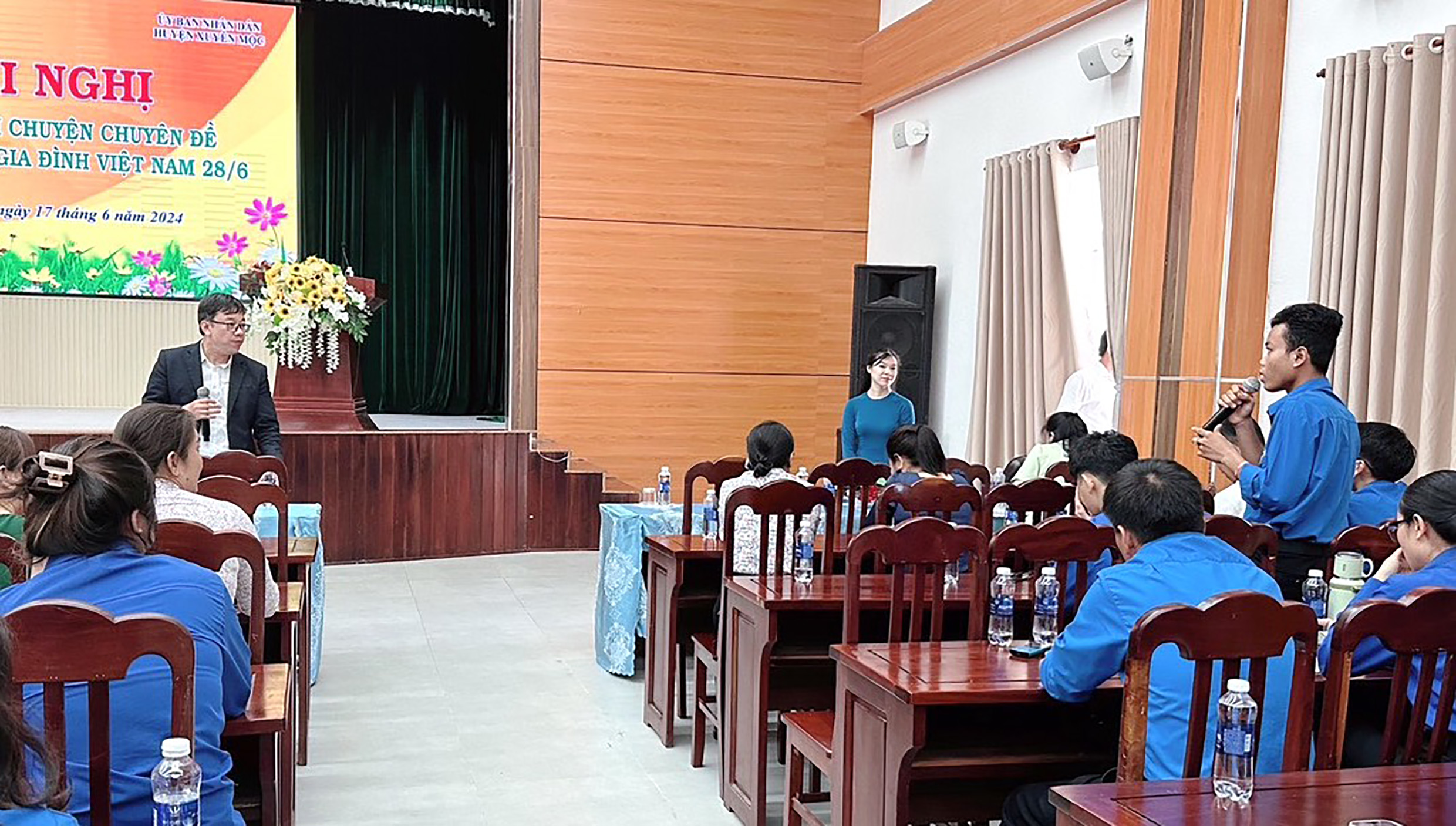 Các bạn trẻ ở huyện Xuyên Mộc trong chương trình nói chuyện chuyên đề Ngày Gia đình Việt Nam đặt câu hỏi với TS.Nguyễn Thanh Tùng.