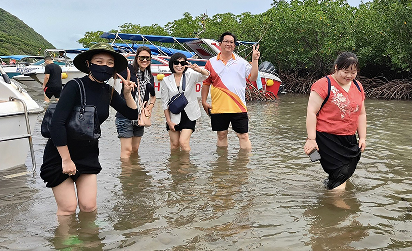 Lội bộ khám phá rừng ngập mặn, hòa mình vào thiên nhiên trong lành Côn Đảo là trải nghiệm ấn tượng với đoàn famtrip.