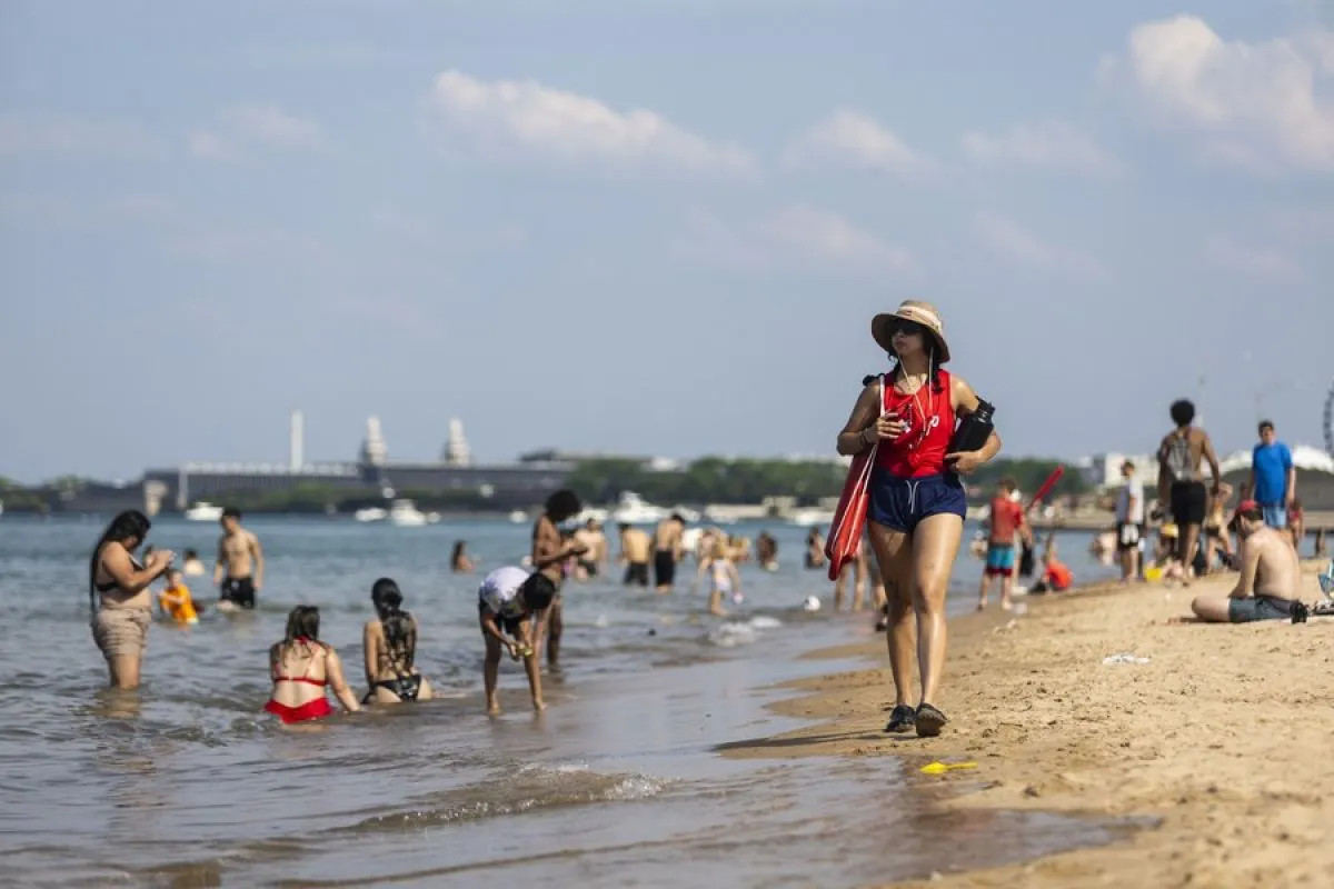 Người dân tắm biển tránh nóng tại Chicago, Mỹ.