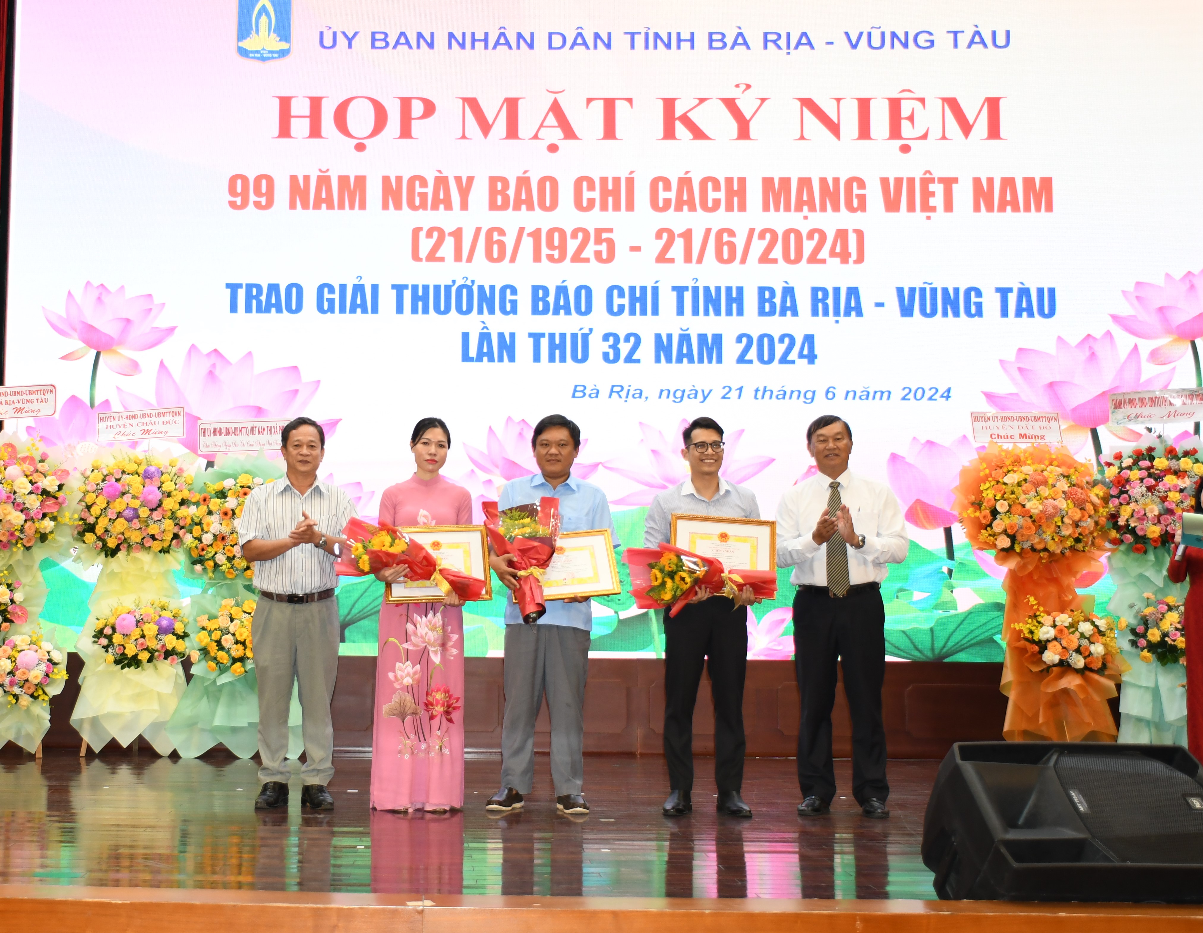 Nhà báo Phan Đức Hiền (bìa phải), Chủ tịch Hội Nhà báo tỉnh và ông Lê Văn Lâm, Phó Trưởng Ban Tuyên giáo Tỉnh ủy trao giải B cho tác giải, nhóm tác giả đạt Giải báo chí tỉnh lần thứ 32.