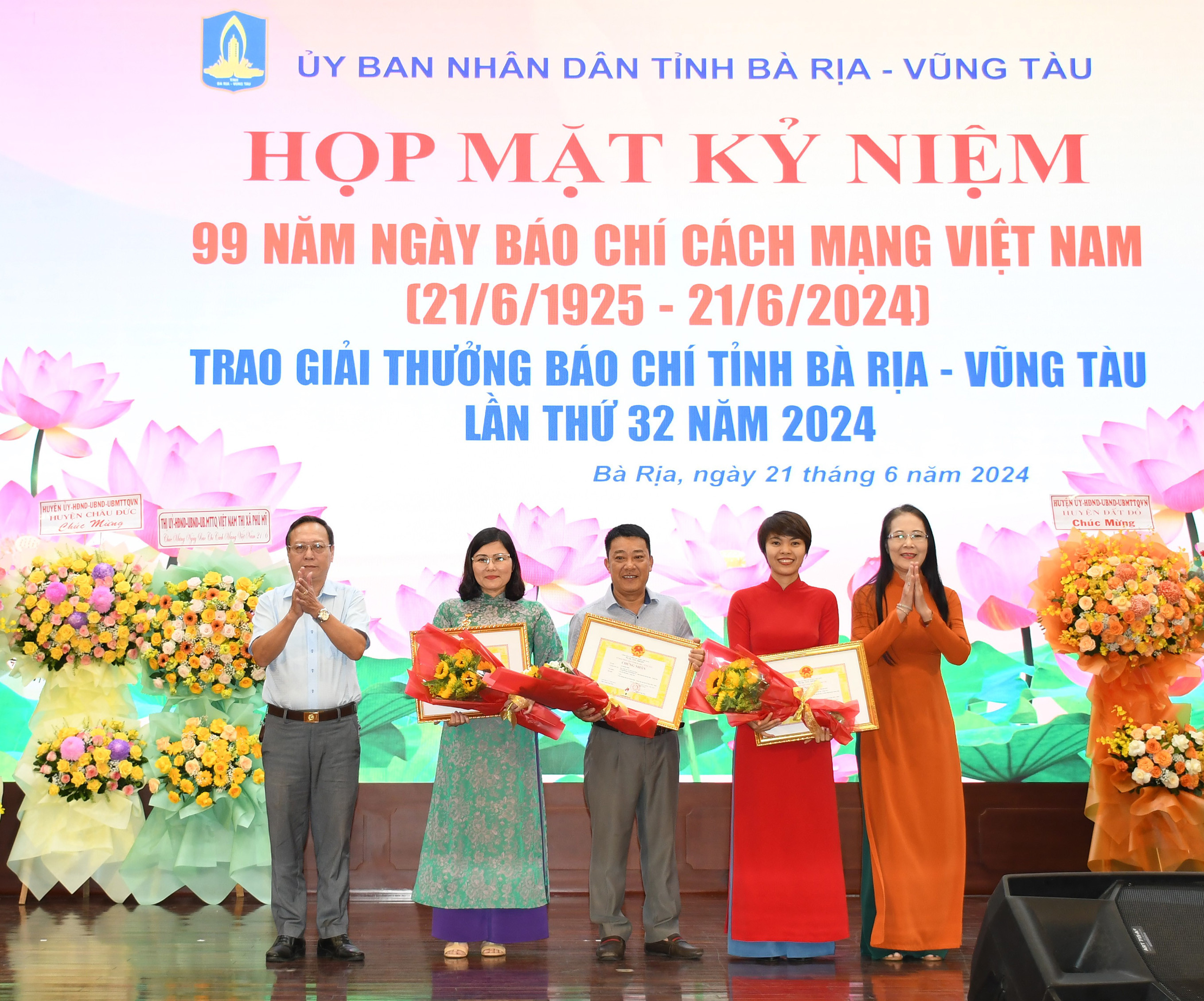 Nhà báo Trần Thị Ngọc Thân, Giám đốc Đài PT-TH tỉnh và ông Huỳnh Bách Chiến, Phó Trưởng Ban Tổ chức Tỉnh ủy trao giải C cho tác giả, nhóm tác giả đạt giải Báo chí tỉnh lần thứ 32.