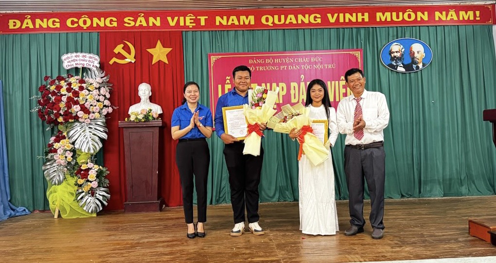 Ông Đào Văn Phước, Bí thư chi bộ, Hiệu trưởng Trường PTDT Nội trú tỉnh trao quyết định kết nạp đảng đến 2 học sinh.