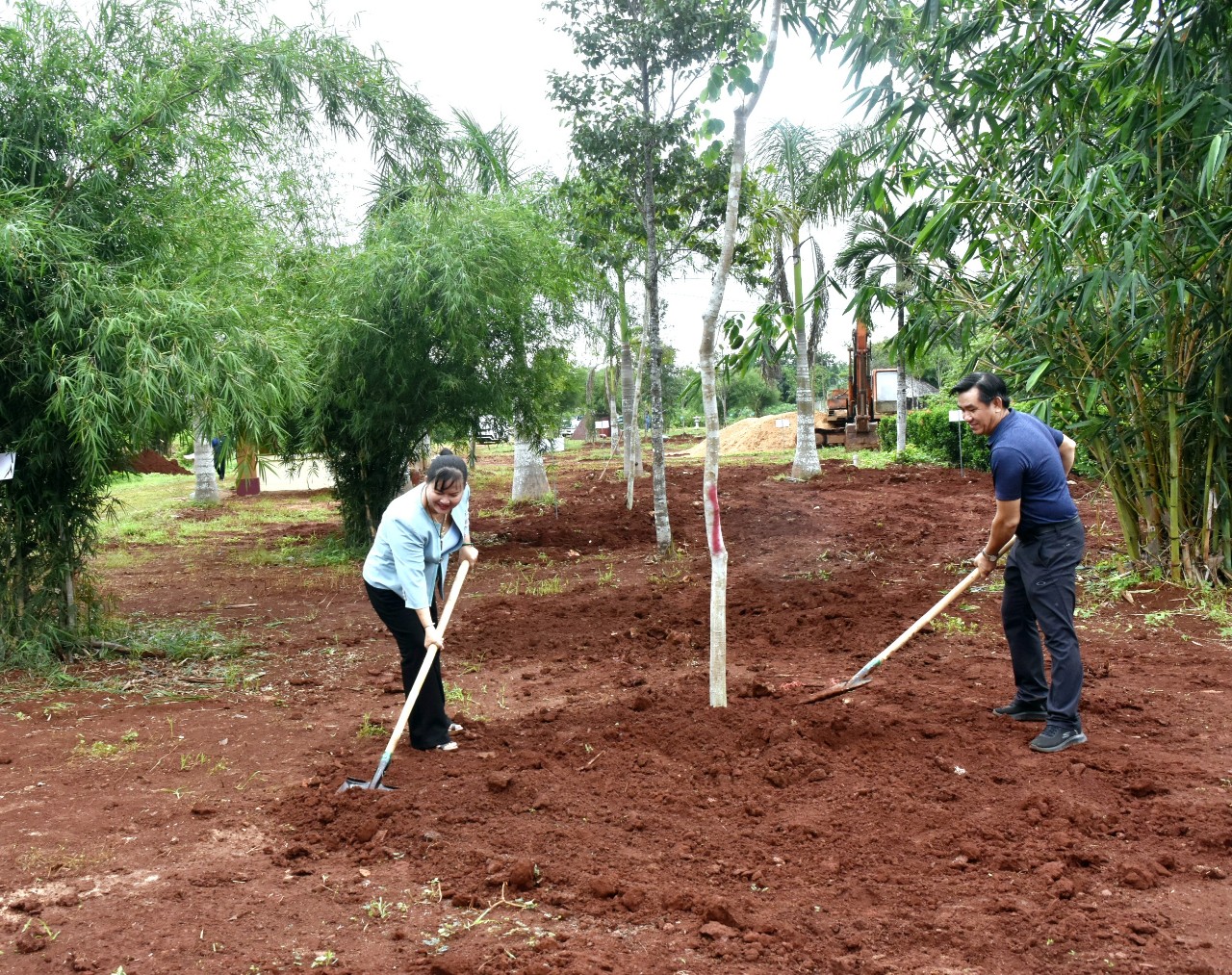 Đại diện Chi bộ Doanh nghiệp Bà Rìa tham gia trồng cây xanh.