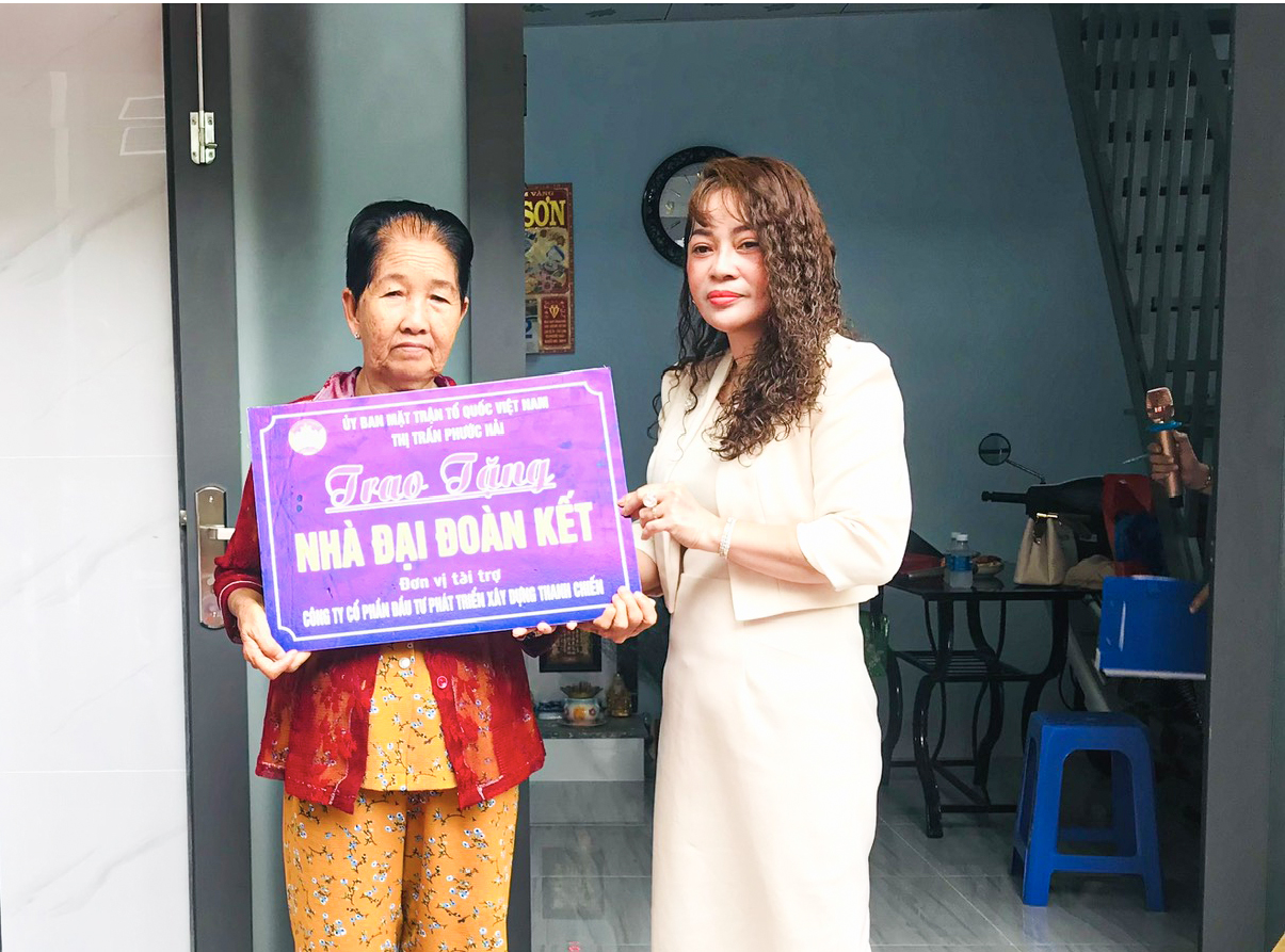 Bà Lê Hà Bạch Lê, Giám đốc Công ty CP Đầu tư Phát triển Xây dựng Thanh Chiến bàn giao nhà Đại đoàn kết cho hộ bà Lê Thị Lọt.