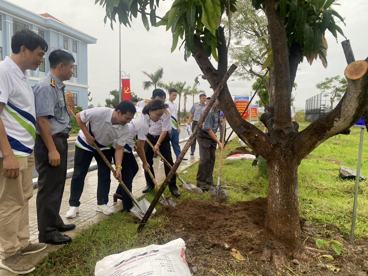 Lãnh đạo 2 đơn vị và khách mời trồng cây xanh tại Khuôn viên Văn hóa Chi đội Kiểm ngư số 2.