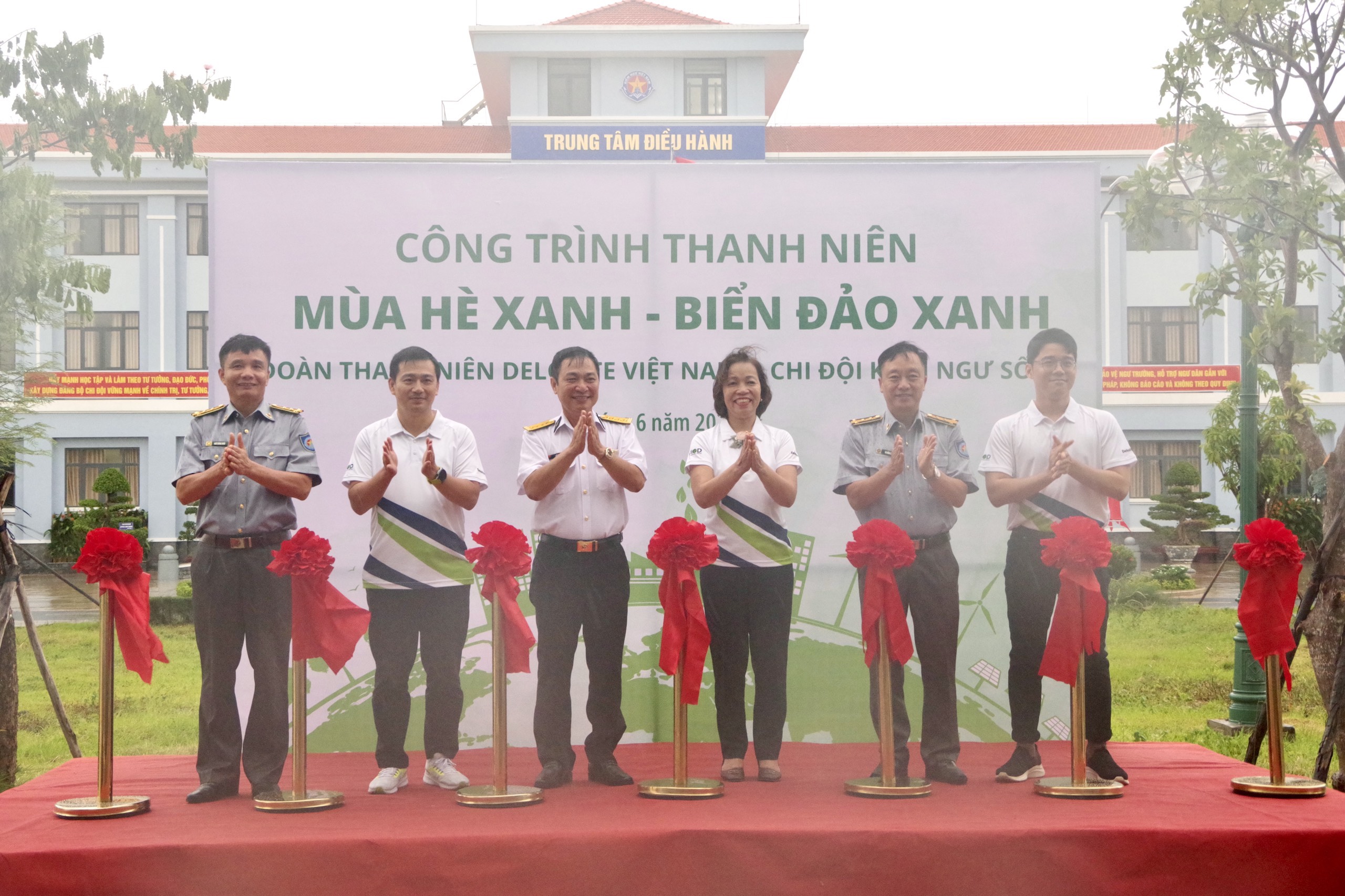 Cắt băng khánh thành Công trình thanh niên do Công ty Tư vấn & Kiểm toán Deloitte Việt Nam tài trợ xây dựng.