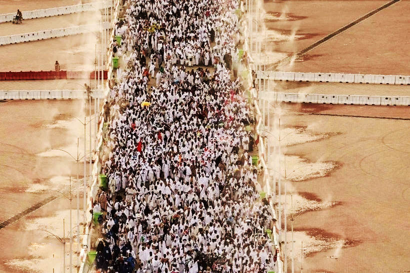 Các tín đồ Hồi giáo tới dự một nghi thức trong lễ hành hương Hajj ở thung lũng Mina, Saudi Arabia.