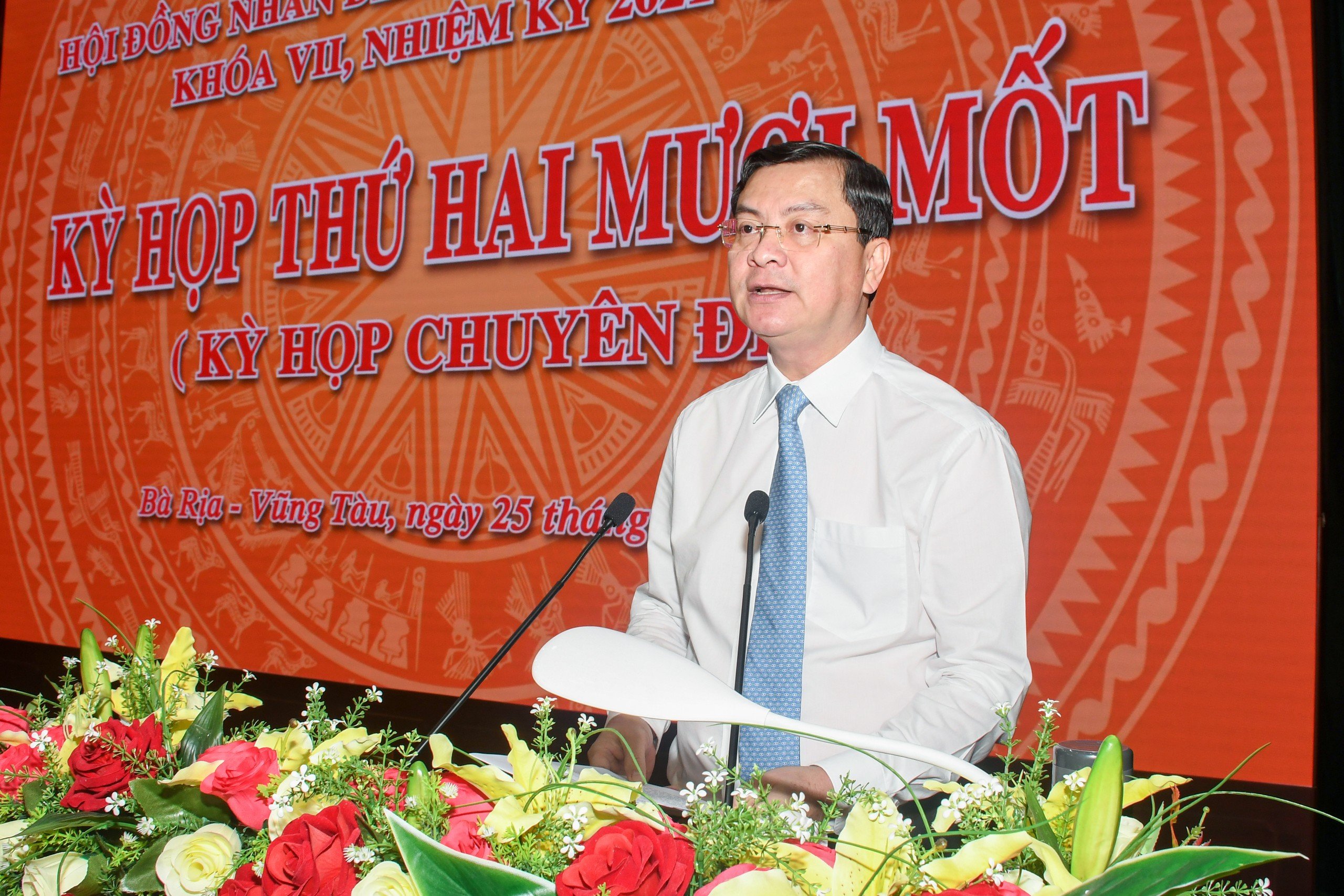 Ông Nguyễn Công Vinh, Phó Chủ tịch UBND tỉnh trình bày các tờ trình thuộc lĩnh vực kinh tế-ngân sách, đất đai.