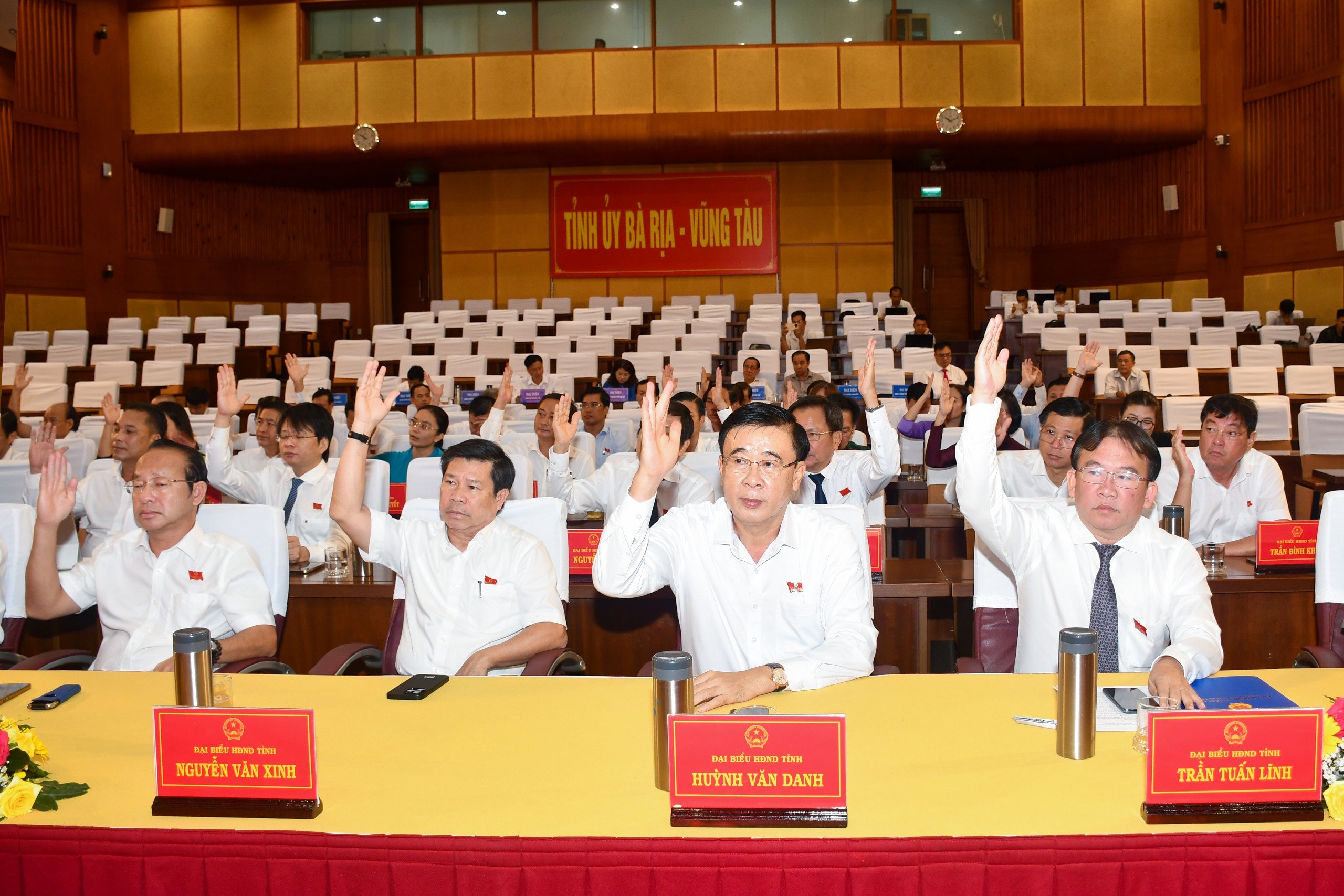 Các đại biểu biểu quyết thông qua Nghị quyết về việc tán thành chủ trương sắp xếp đơn vị hành chính cấp huyện, cấp xã giai đoạn 2023 - 2025 của tỉnh Bà Rịa - Vũng Tàu.