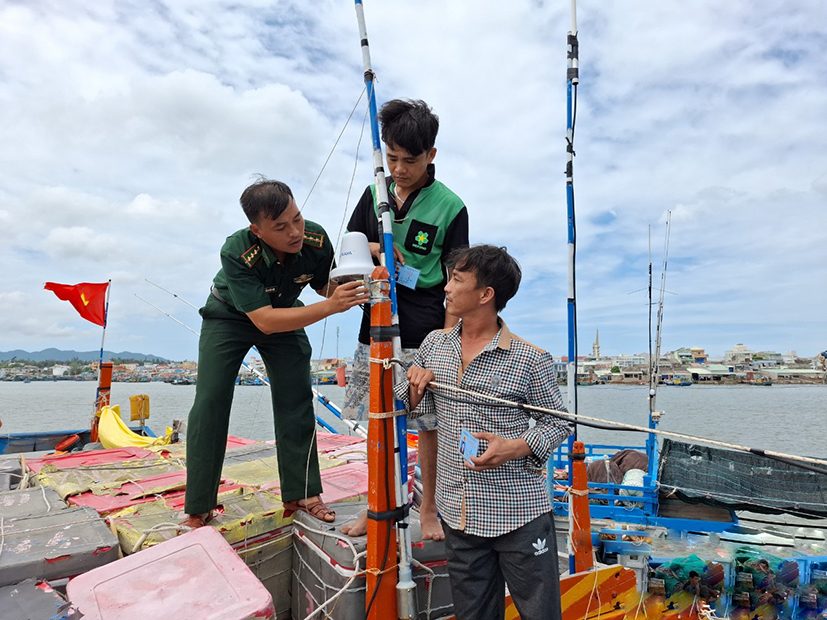 Lực lượng Đồn Biên phòng Phước Tỉnh kiểm tra máy giám sát hành trình trên tàu cá trước khi xuất bến ở cảng Tân Phước (huyện Long Điền) trưa ngày 25/6.