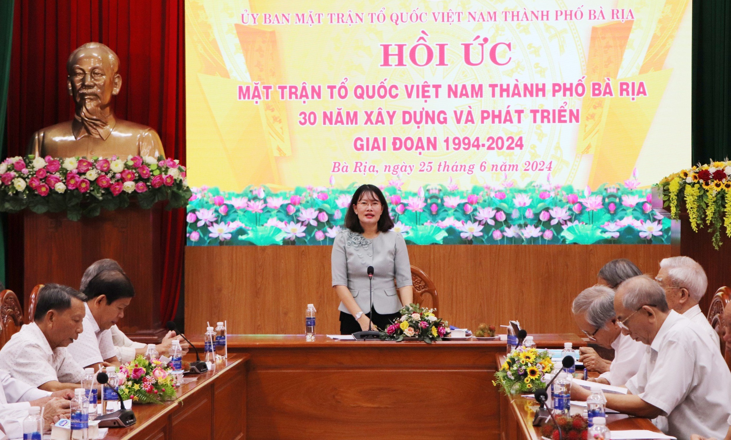 Chủ tịch UBMTTQ Việt Nam TP.Bà Rịa Lương Thị Kiều Trang ghi nhận đóng góp của các đại biểu.