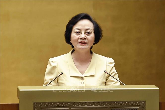 Bộ trưởng Bộ Nội vụ Phạm Thị Thanh Trà trình bày Báo cáo của Chính phủ về các nội dung cải cách tiền lương. Ảnh: TTXVN