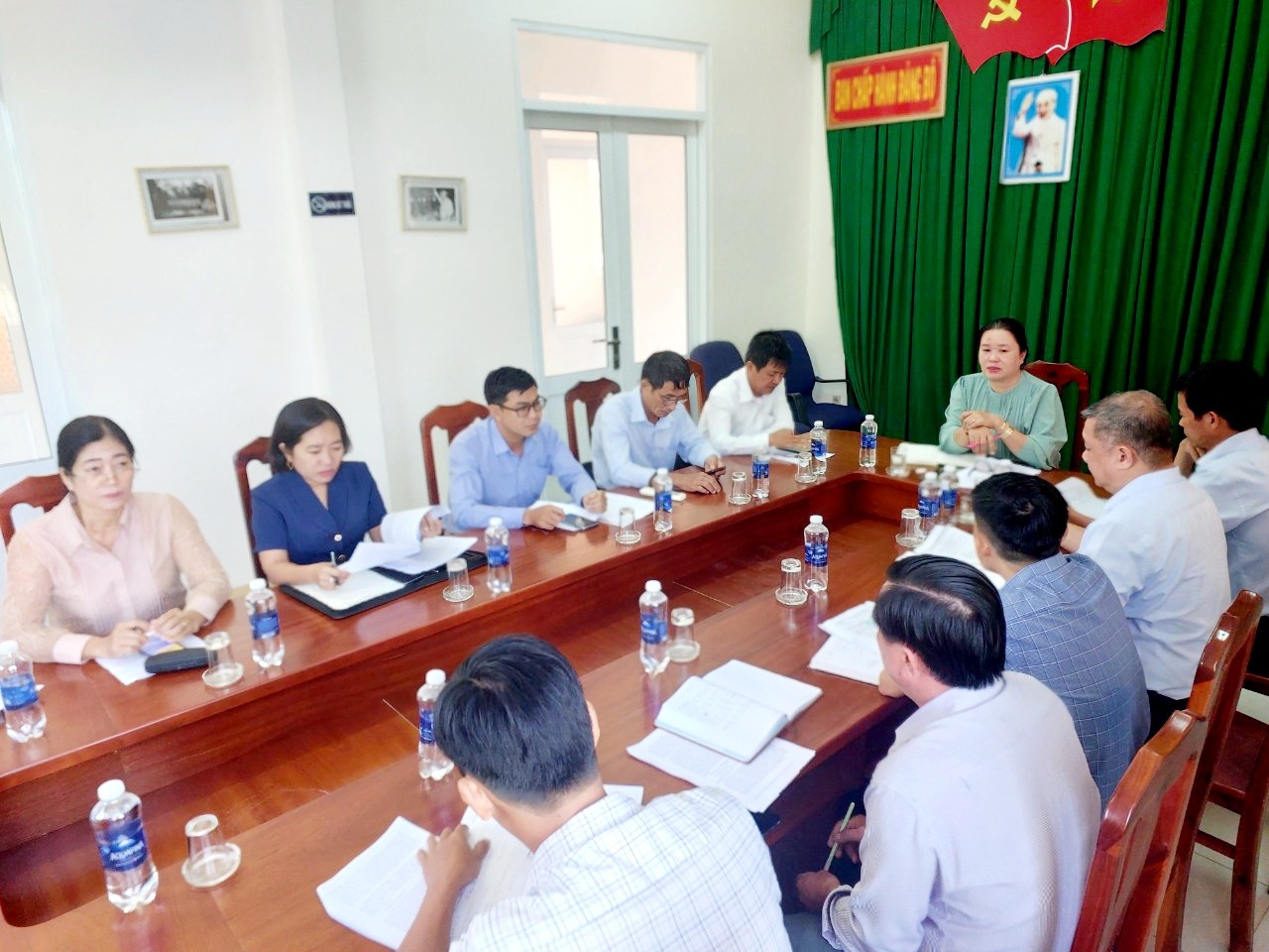 Quang cảnh buổi làm việc của đoàn giám sát đối với Chủ tịch UBND xã Long Tân.