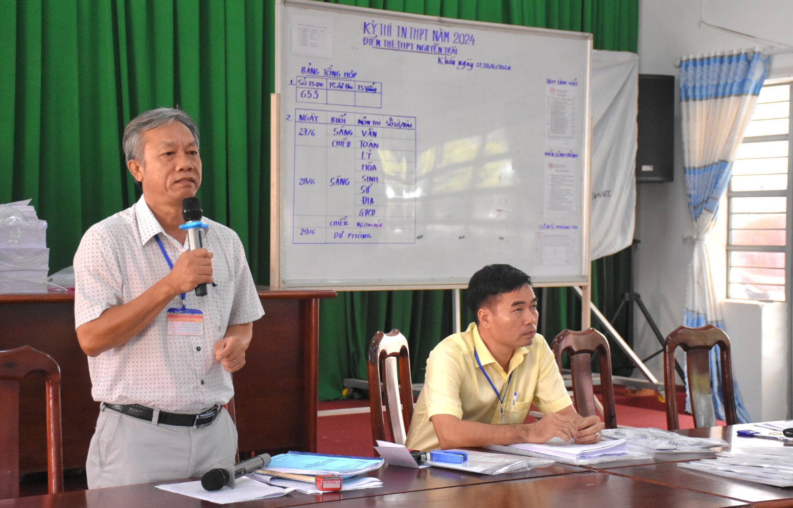 Ông Võ Thanh Minh, Trưởng điểm thi THPT Nguyễn Trãi (huyện Châu Đức) phổ biến quy chế cho cán bộ coi thi. Ảnh: NGỌC BÍCH