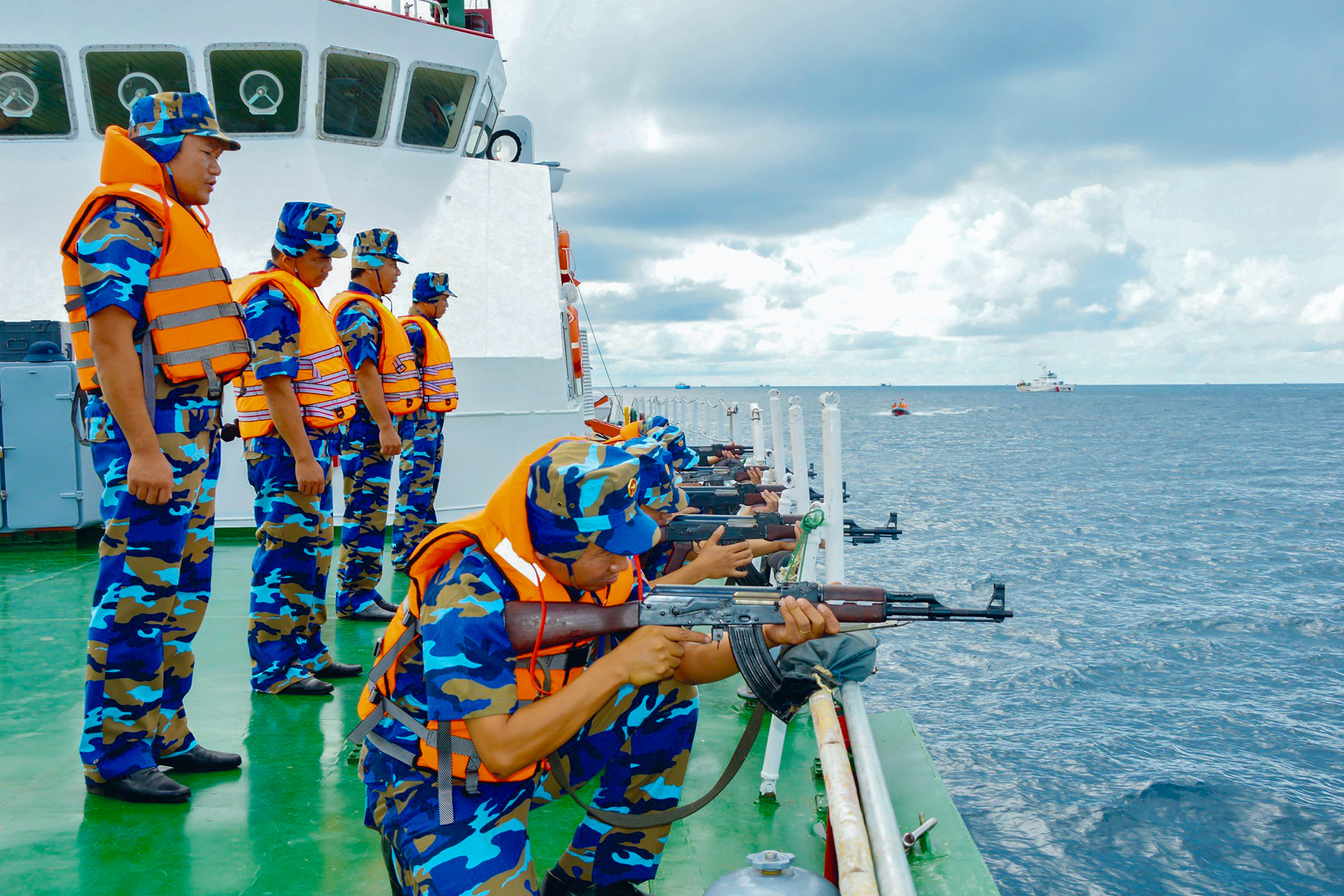 BTL Vùng CSB3 tổ chức huấn luyện bắn đạn thật trên biển nhằm nâng cao trình độ kỹ chiến thuật, trình độ chỉ huy, hiệp đồng cho biên đội và từng cán bộ, chiến sĩ trên tàu.