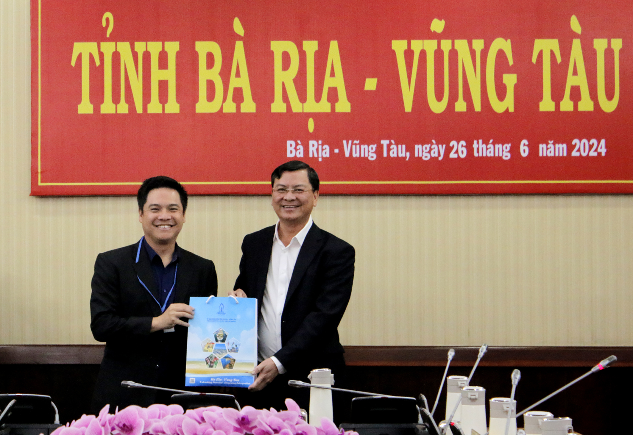Ông Nguyễn Công Vinh, Phó Chủ tịch UBND tỉnh tặng quà cho ông Kenneth Chia, Chủ tịch Hiệp hội các ngành công nghiệp thủy sản Singapore tại buổi tiếp.